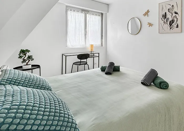 Calme Centre Piscine Chauffee & Tennis ! דירה